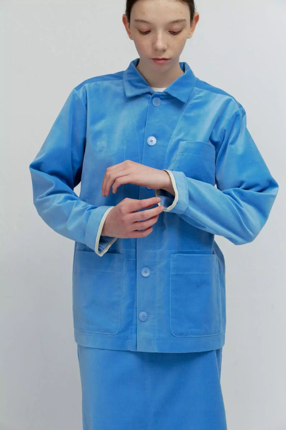 Верхняя рубашка с карманами из голубого бархата