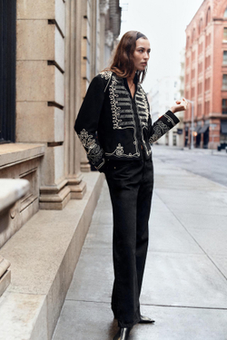 ZARA КУРТКА С ВЫШИВКОЙ И ПОДПЛЕЧНИКАМИ, БЕЛЫЙ/ЧЕРНЫЙ
