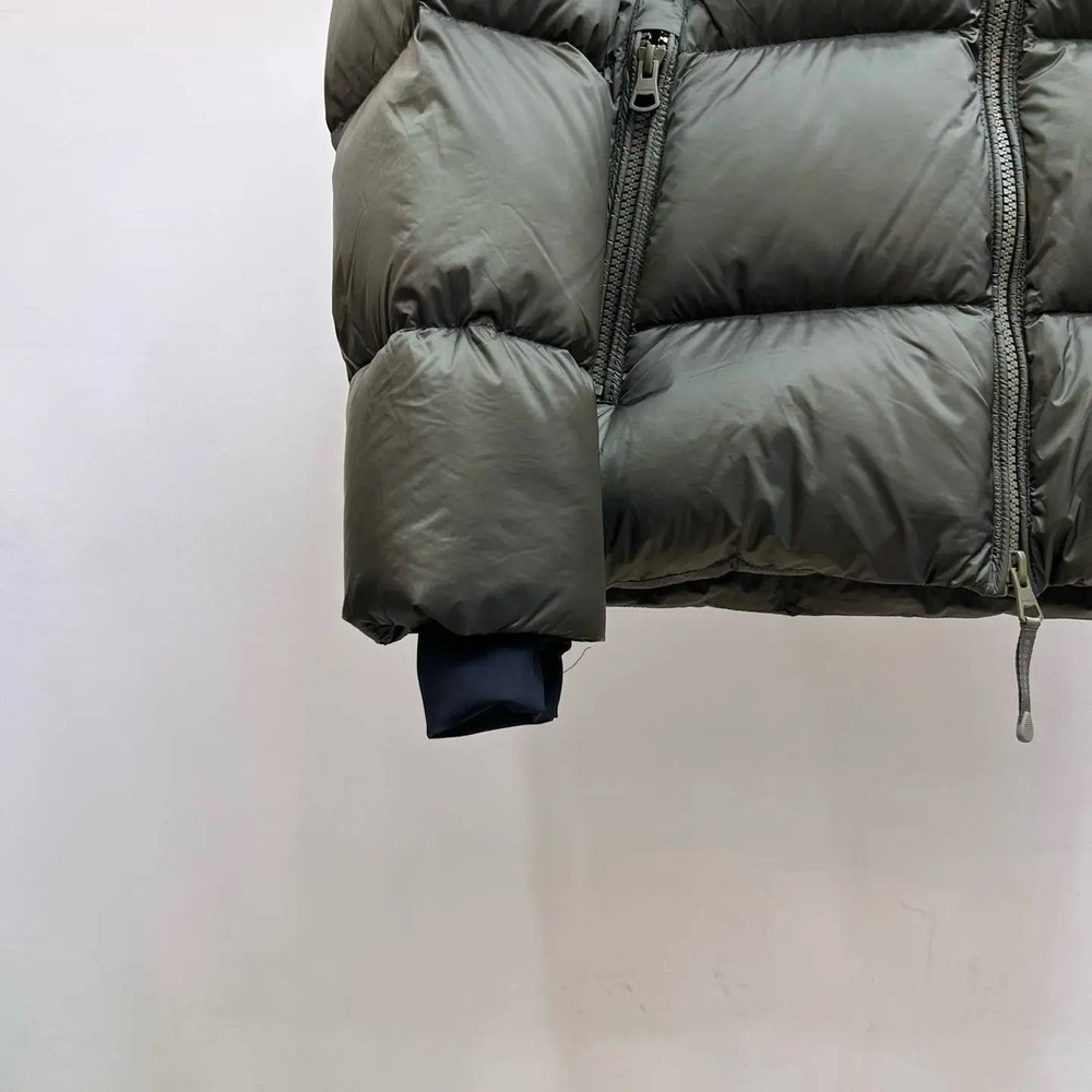 Пуховик Burberry болотного цвета