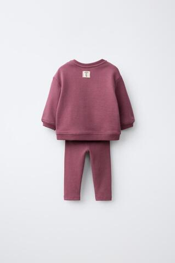 ZARA КОМПЛЕКТ ИЗ ТОЛСТОВКИ С НАШИВКОЙ И ЛЕГИНСОВ, ТЕМНО-БОРДОВЫЙ