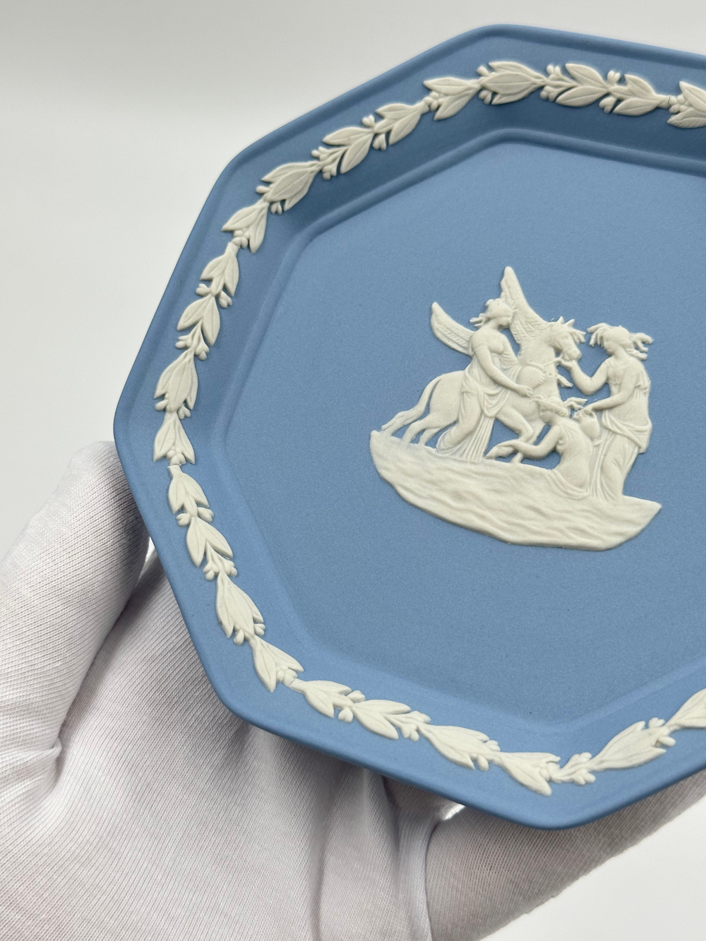 Тарелка декоративная Wedgwood голубая