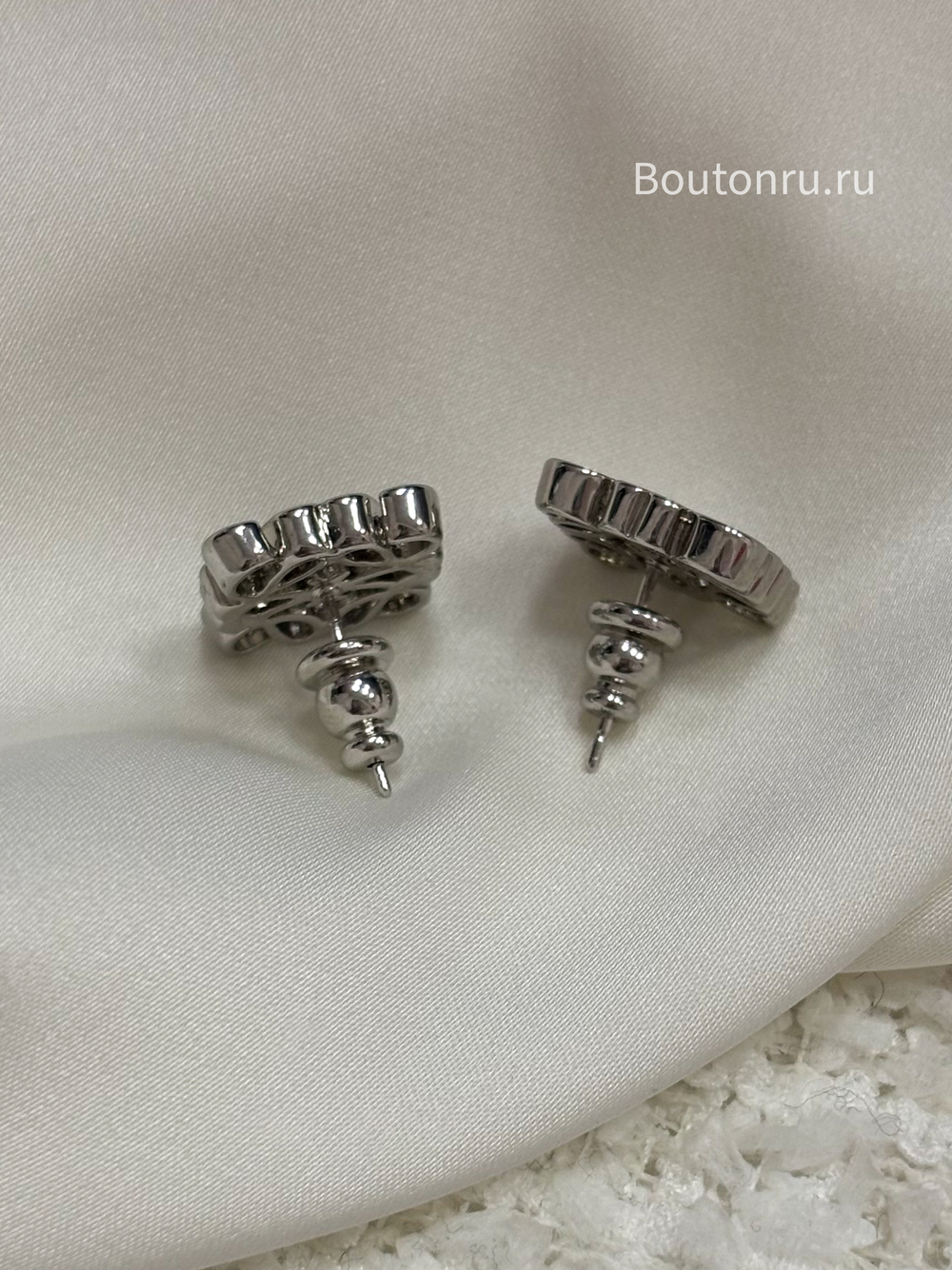 Серьги гвоздики Лоэв. серебристые логотип