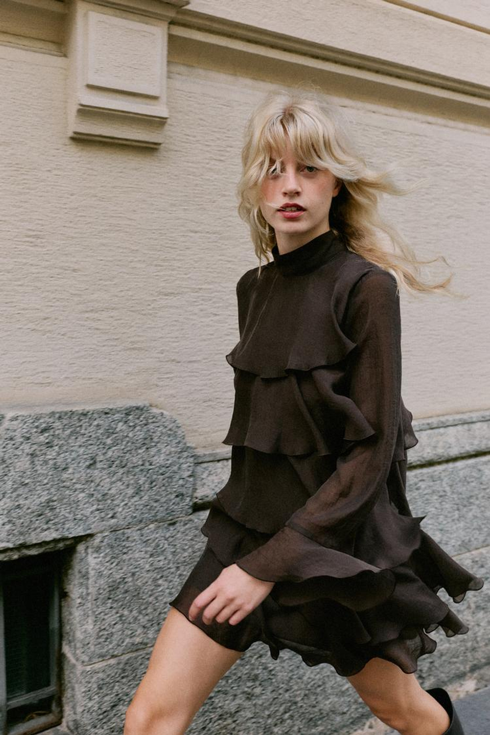 ZARA МИНИ-ПЛАТЬЕ С ВОЛАНАМИ, КОРИЧНЕВЫЙ