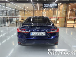 Toyota Camry 2.5 XLE Hybrid — 2025