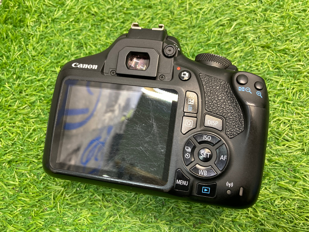 Canon 2000D Kit 18-55mm 3.5-5.6 III 20.000 кадров