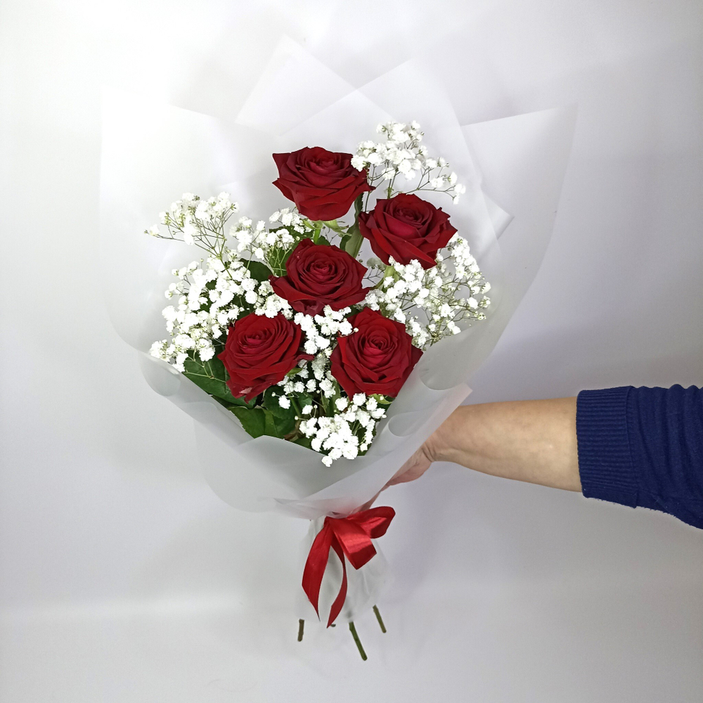 Букет из 5 роз с гипсофилой