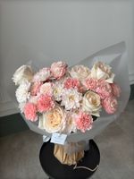 Букет из кустовых пионовидных роз, хризантемы, одноголовых роз и диантусов