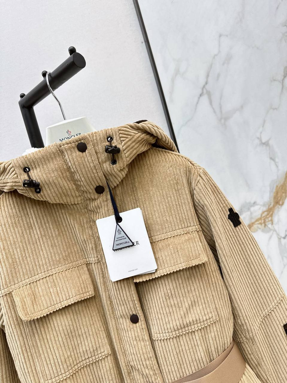 Женский вельветовый пуховик Moncler с поясом — бежевый — фото 4