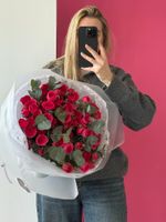 Моно букет из кустовых роз и эвкалипта