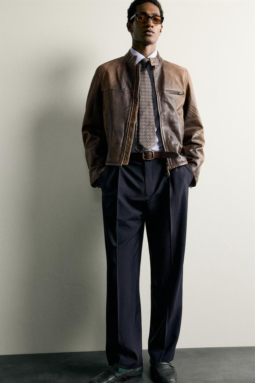 ZARA БРЮКИ RELAXED FIT СО СКЛАДКАМИ, МОРСКОЙ СИНИЙ