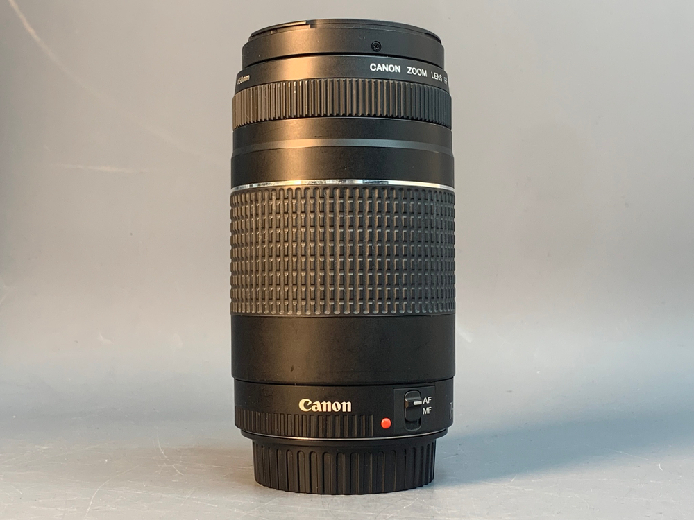 Canon EF 75-300mm 4-5.6 III скол на пластике