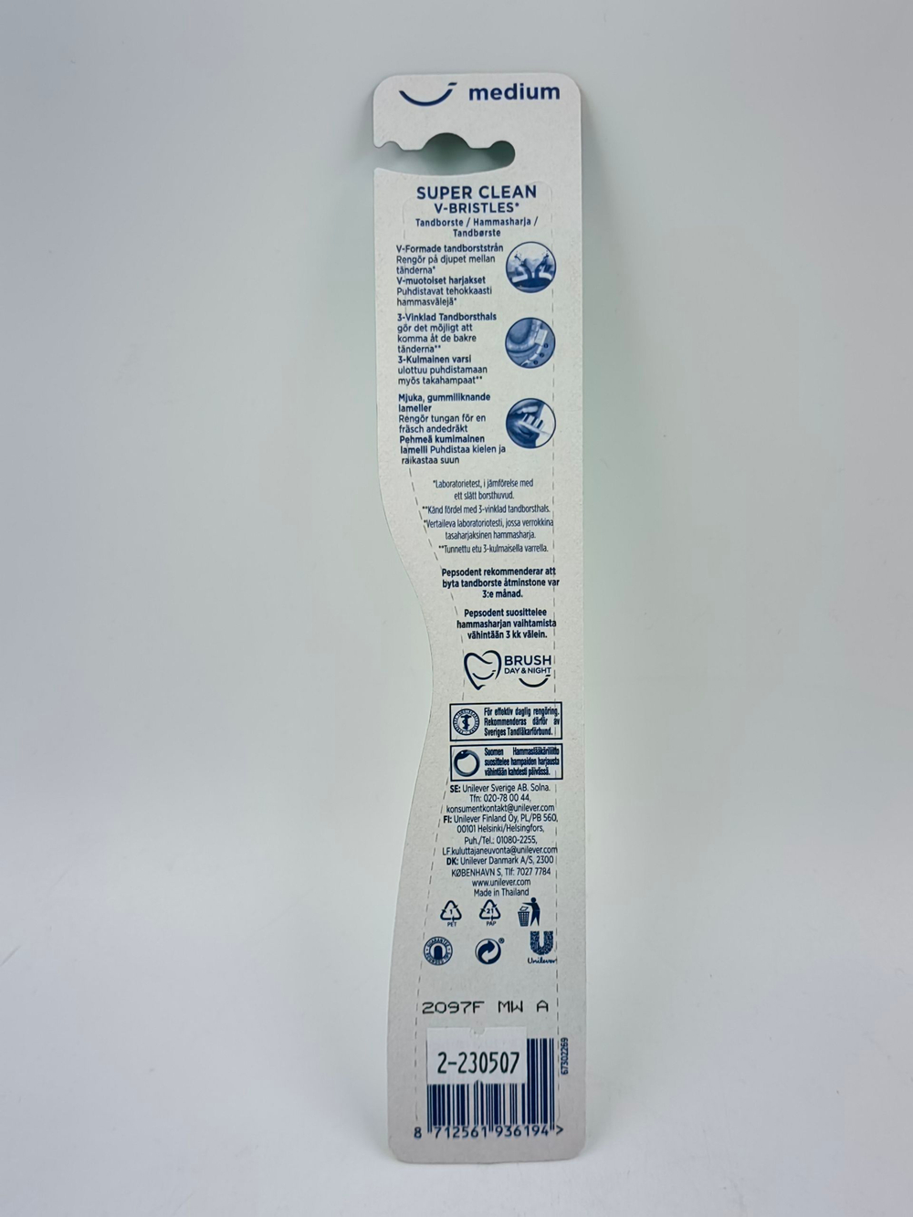 Зубная щетка Pepsodent Super Clean medium, средней жесткости, розовая/красная