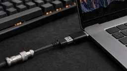 Переходник USB-A на USB-C с клавиатурным USB-A кабелем и ноутбуком USB-C