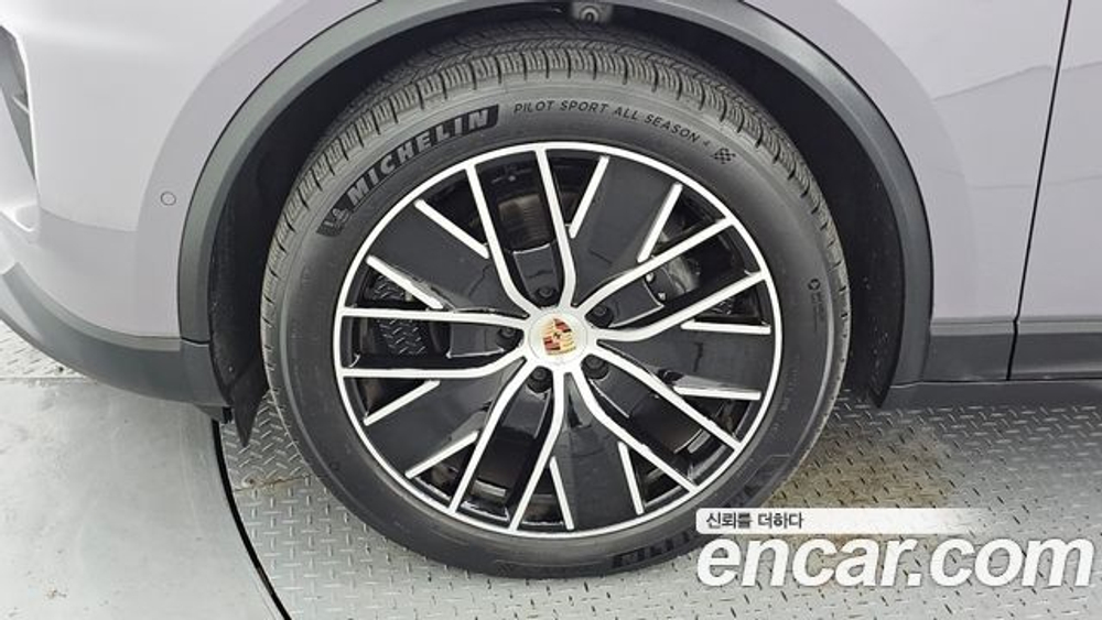 Porsche Macan Base 4 — 2025