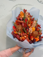 Съедобный букет с колбасками,сыром, перчиками, черри, орехами и виноградом.