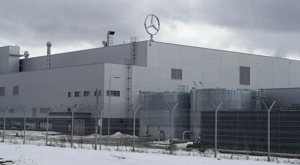 Автомобильный завод, построенный в Подмосковье компанией "Мерседес", снова запускает свою деятельность после перерыва.