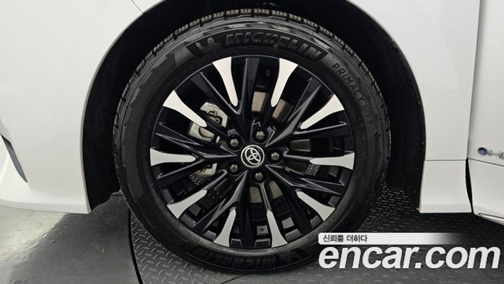 Toyota Alphard 2.5 HEV Executive AWD — 2025