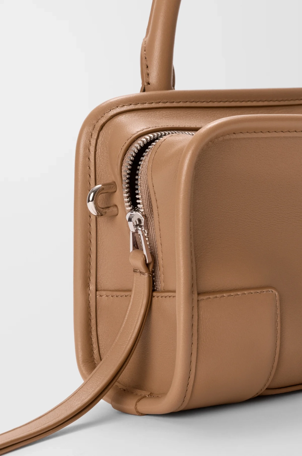 Loewe Мини-сумка Amazona 180 из мягкой телячьей кожи, мокко