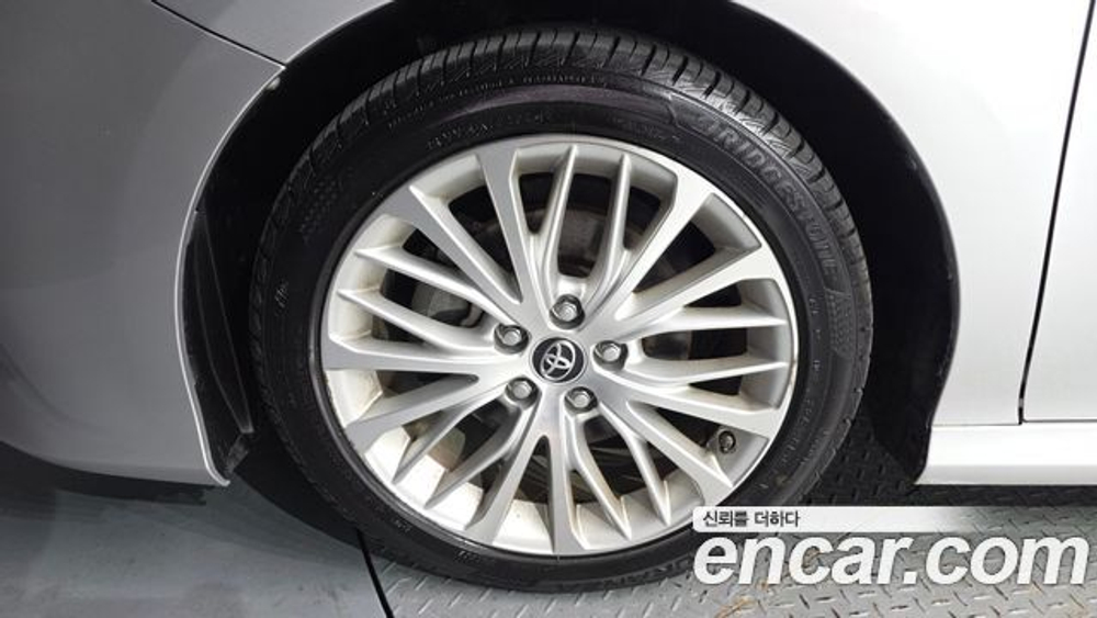 Toyota Camry 2.5 XLE Hybrid — 2018