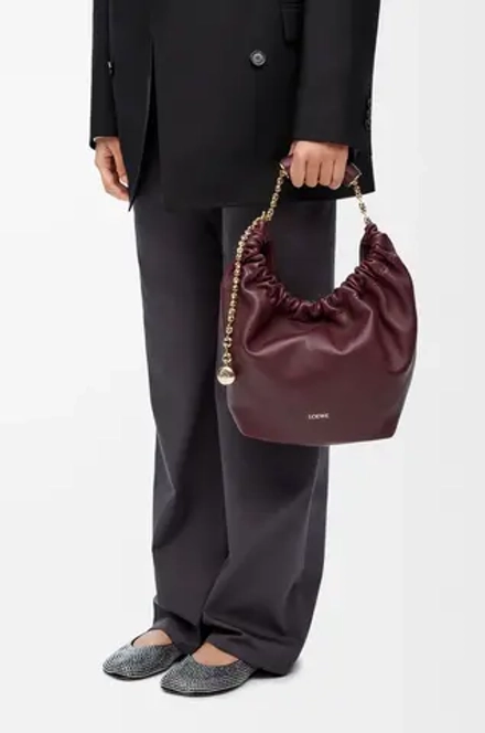 Loewe Маленькая сумка-мешок Squeeze из мягкой кожи ягненка наппа, бургунди