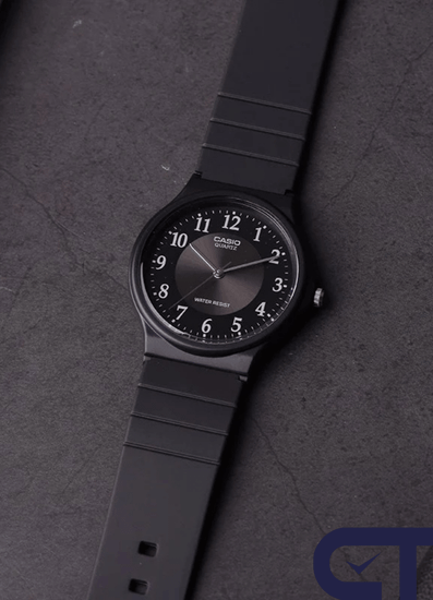 CASIO MQ-24-1B3 — классические аналоговые часы с чёрным циферблатом