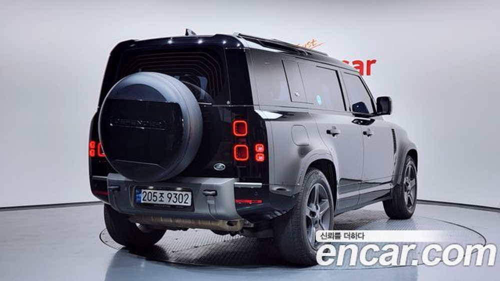 Land Rover Defender 110 P300 X-Dynamic SE — 2023