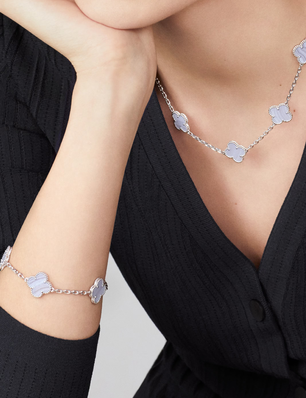Van Cleef & Arpels Chalcedony Vintage Alhambra, 5 motifs
