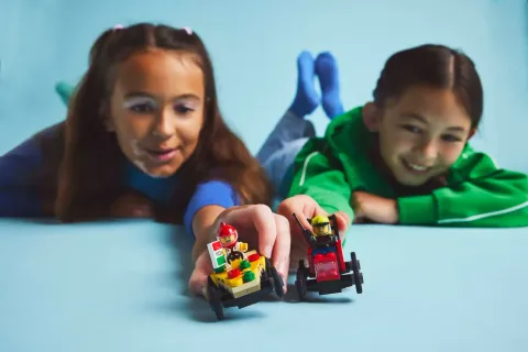 Конструктор LEGO City 60458 Машина-пицца против гоночной пожарной машины