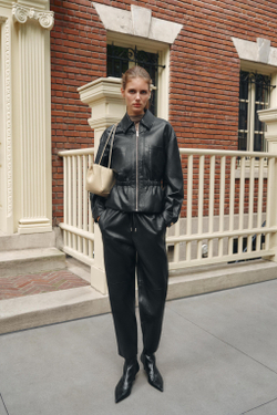 ZARA БРЮКИ ИЗ ИСКУССТВЕННОЙ КОЖИ С ЭЛАСТИЧНЫМ ПОЯСОМ, ЧЕРНЫЙ