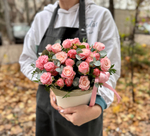 Композиция в коробке, кустовые розы премиум, эвкалипт,5шт.