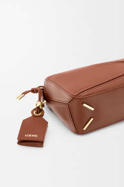 Loewe Сумка-мини Puzzle Featherlight из овечьей кожи наппа, коричневый