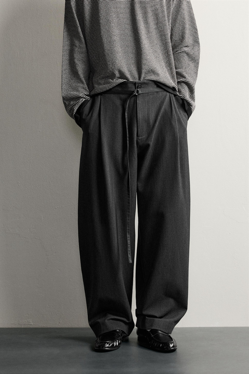 БРЮКИ BALLOON FIT С РЕМНЕМ И ЗАЩИПАМИ — ZARA