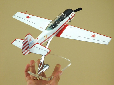 Модель самолета Як-52 (М1:30, ДОСААФ СССР) шасси убраны