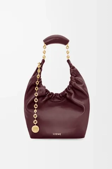 Loewe Маленькая сумка-мешок Squeeze из мягкой кожи ягненка наппа, бургунди