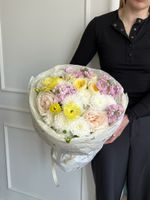 Букет сборный из кустовых пионовидных роз, маттиолы, садовых ранункулюсов и хризантемы