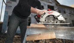 Аккумуляторная циркулярная пила Milwaukee M18 BLCS66-502X 4933464590 +подарок M18 FID3-0X