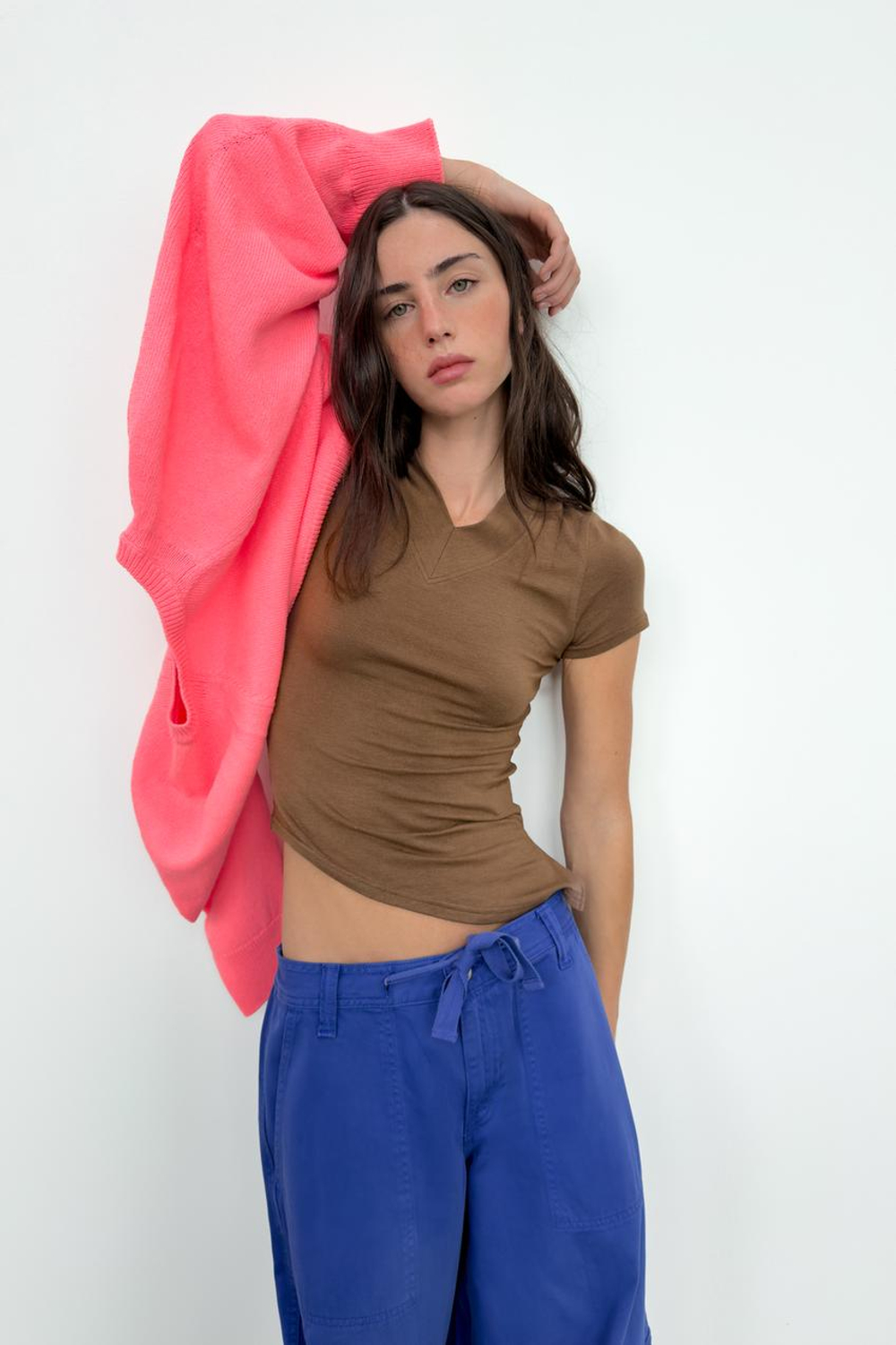 ZARA ФУТБОЛКА С V-ОБРАЗНЫМ ВЫРЕЗОМ И АСИММЕТРИЧНЫМ НИЗОМ, КОРИЧНЕВЫЙ