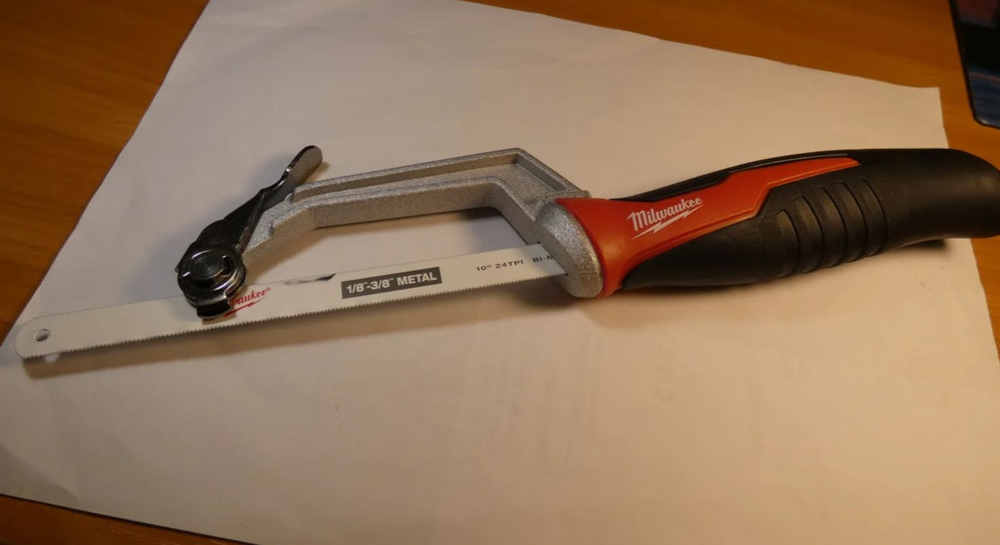 Компактная ножовка Milwaukee 48220012