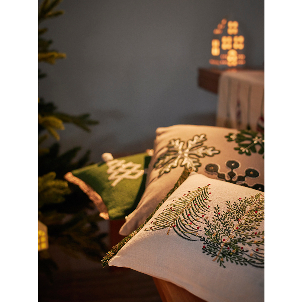 Подушка декоративная с вышивкой Snow flakes из коллекции New Year Essential, 45х45 см
