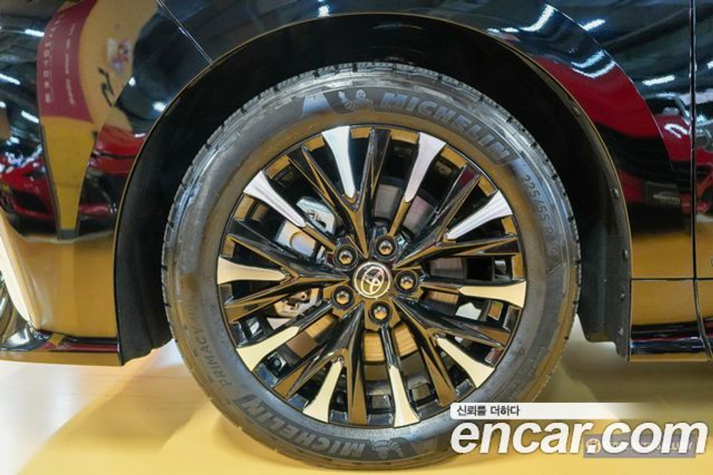 Toyota Alphard 2.5 HEV Executive AWD — 2025