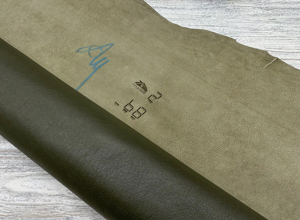 Оливковая кожа Poncho Lux Military Olive крупным планом