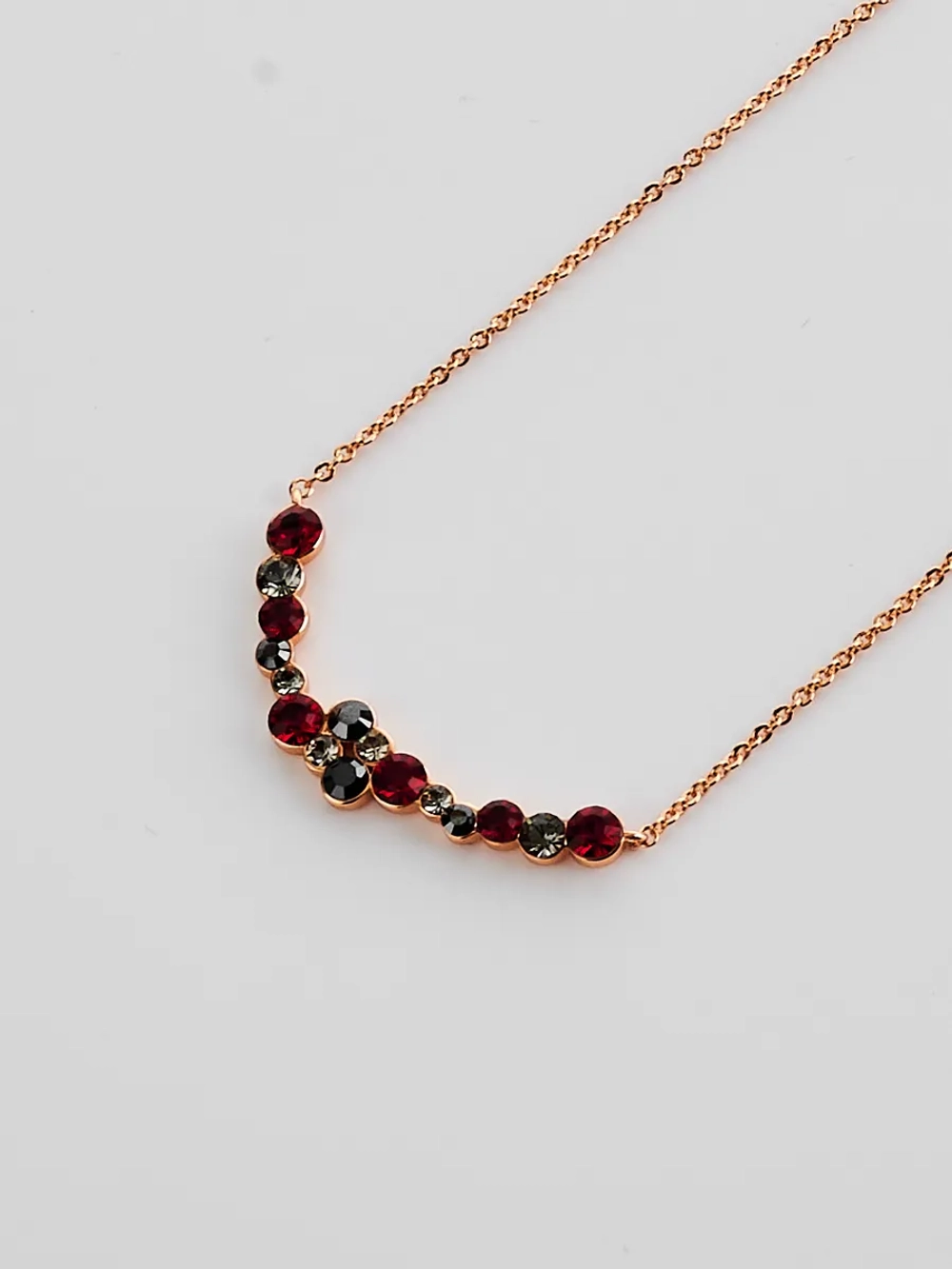 Тонкое колье Млечный путь с красными кристаллами Swarovski