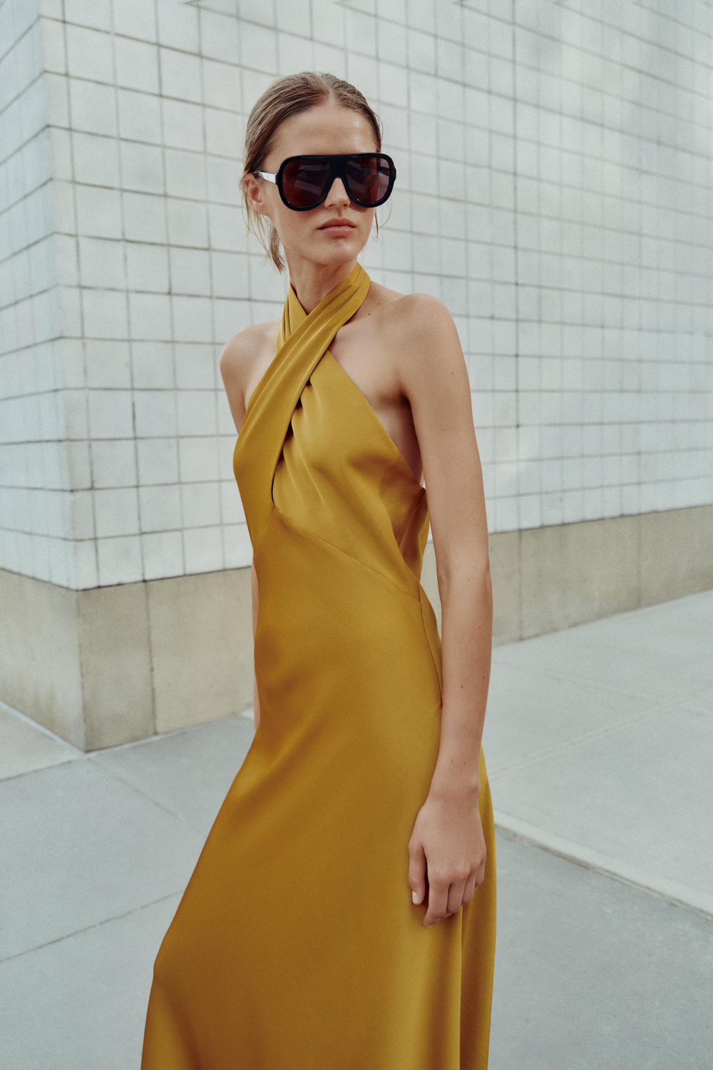 АТЛАСНОЕ ПЛАТЬЕ МИДИ ХАЛТЕР — ZARA