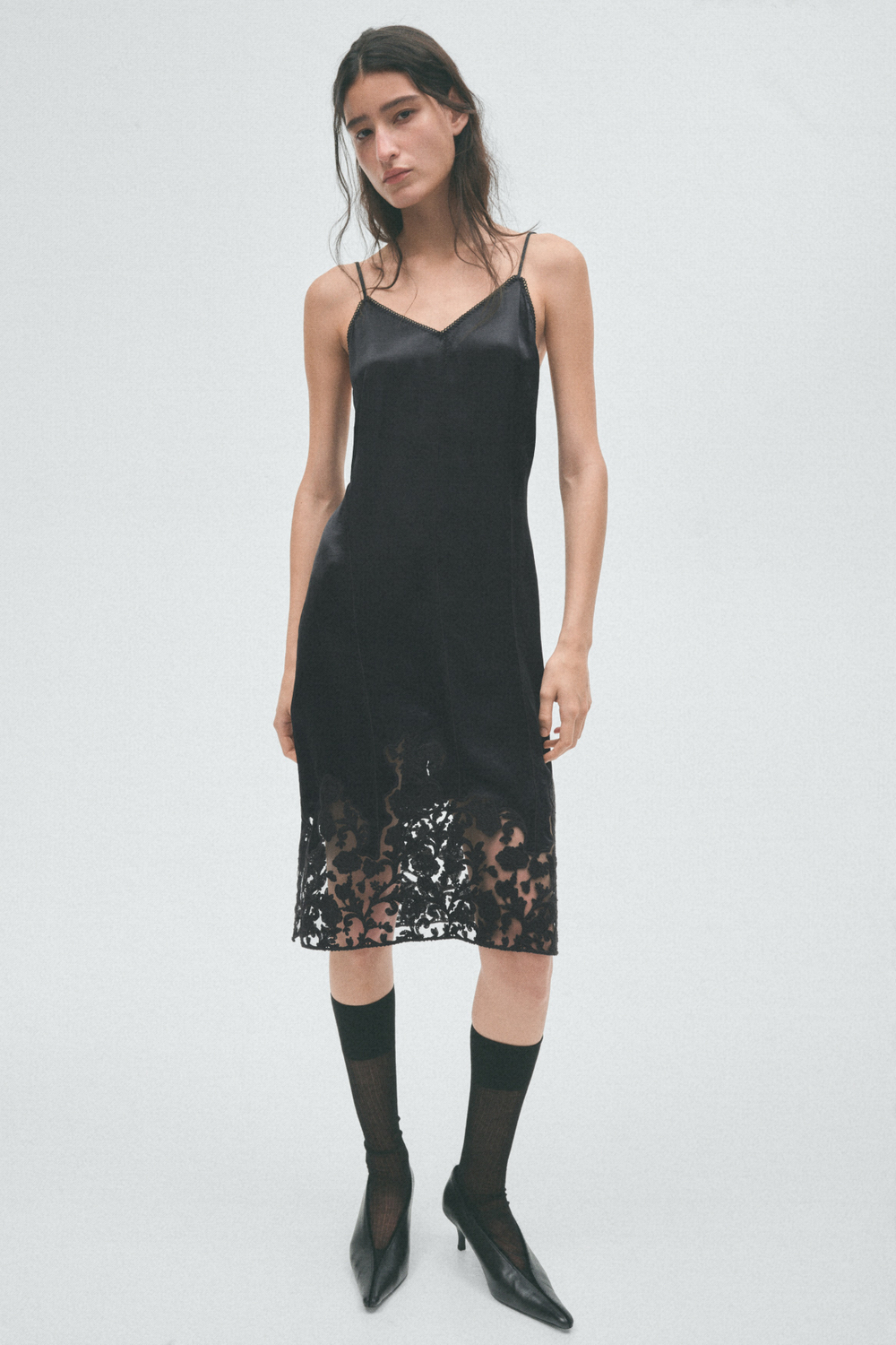 Атласное платье с вышивкой - H&M