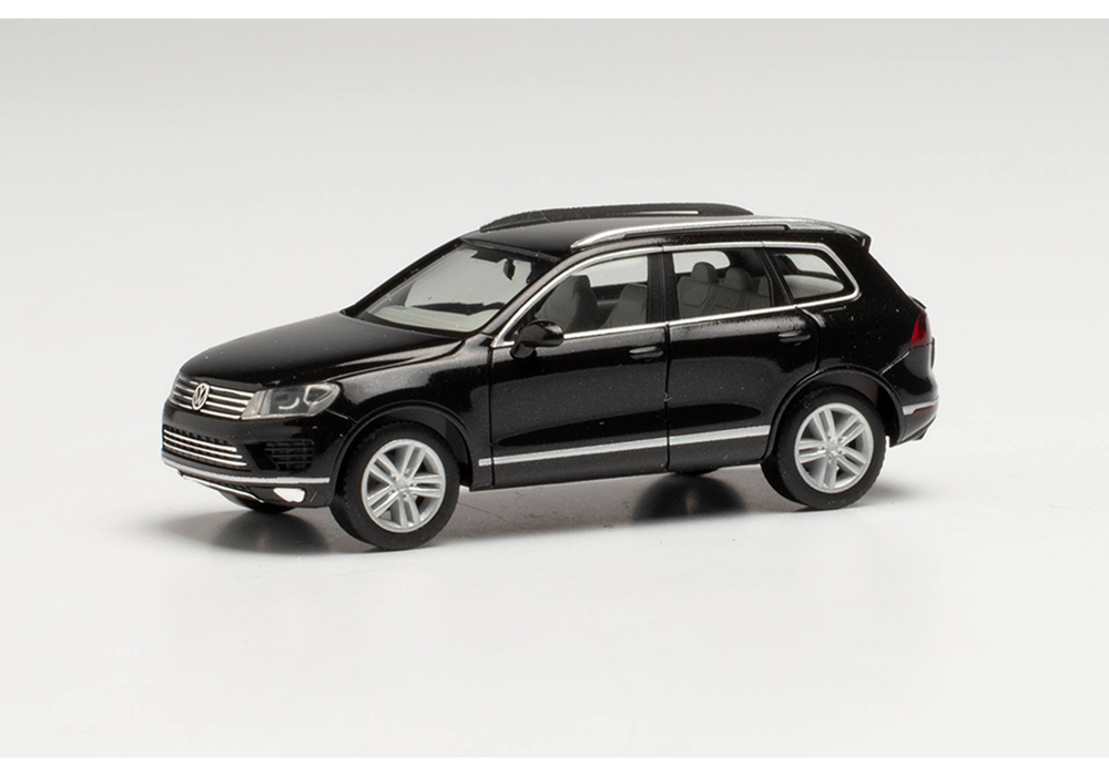 Автомобиль VW Touareg, черный
