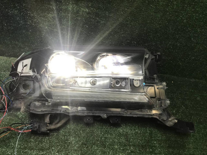 Битая Фара правая Land Cruiser 200 15-21 LED Black