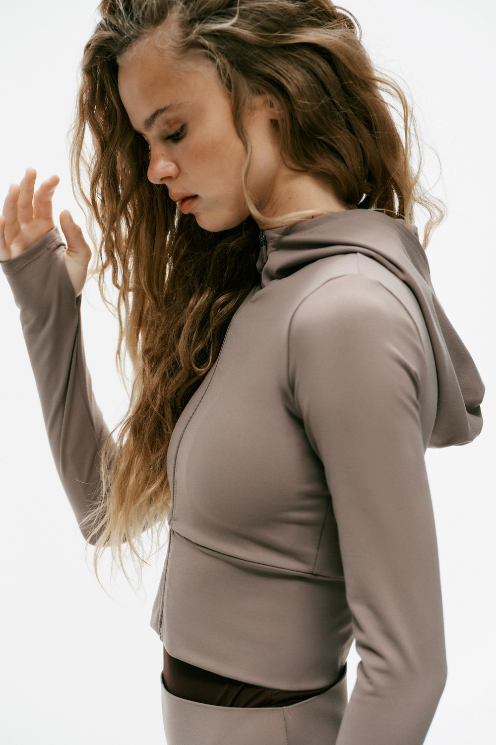 ЭЛАСТИЧНАЯ КУРТКА С КАПЮШОНОМ И МОЛНИЕЙ — ZARA