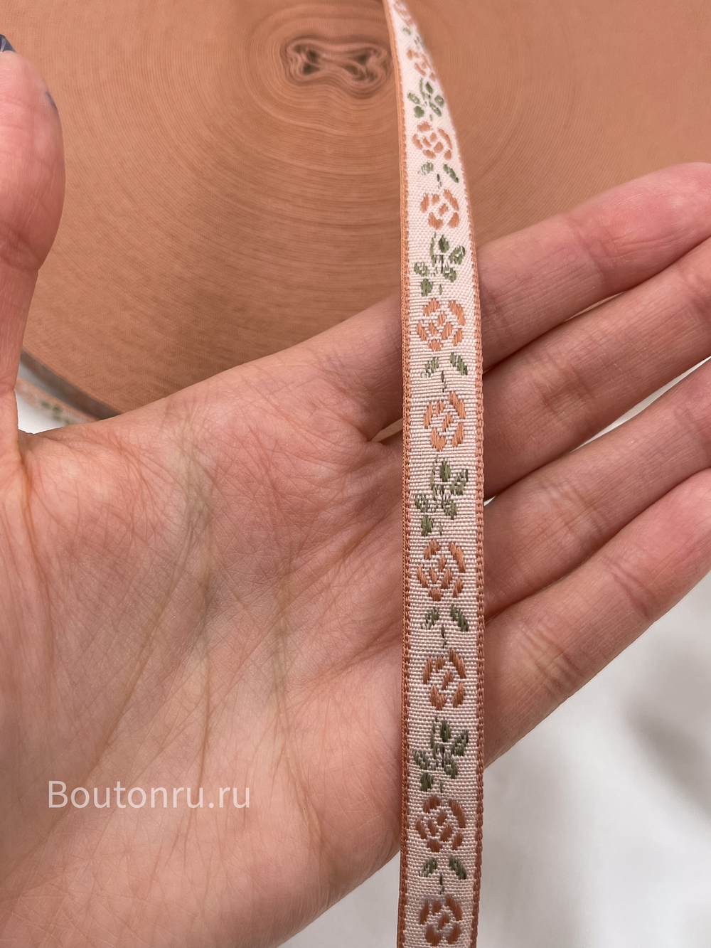 Тесьма (лента) пыльно-розовая с цветочками 1 см жаккард