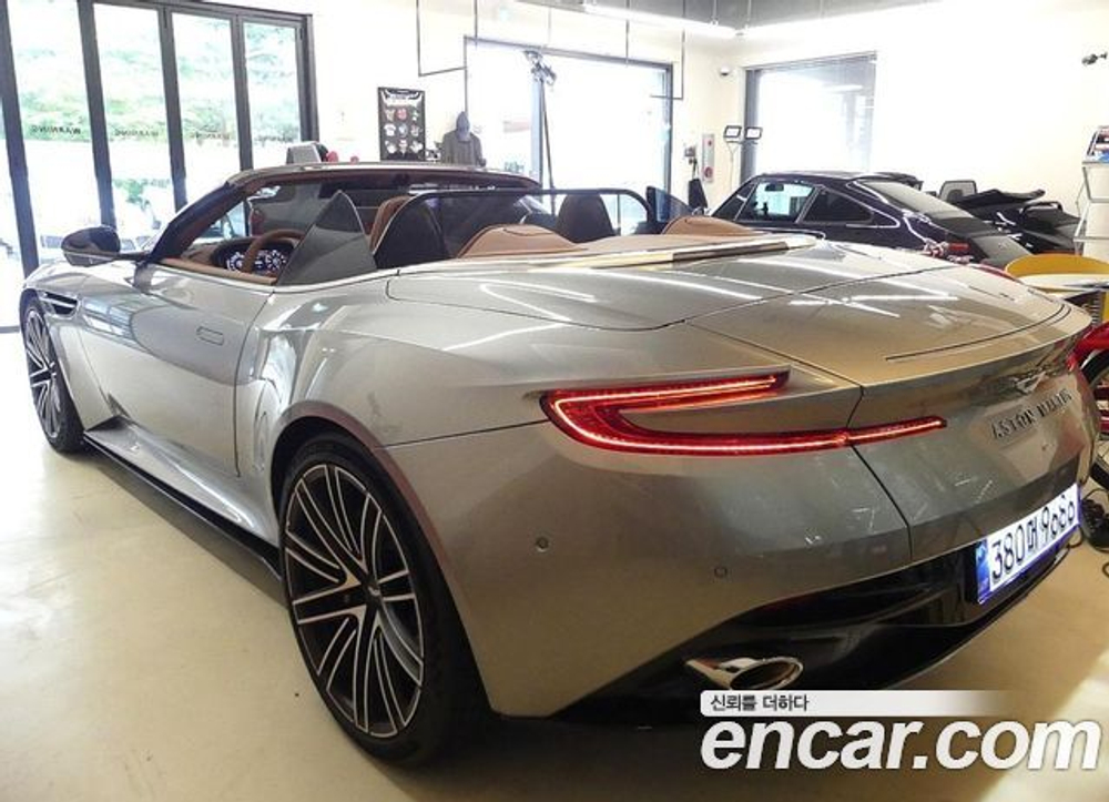 Aston Martin DB12 4.0 V8 — 2025