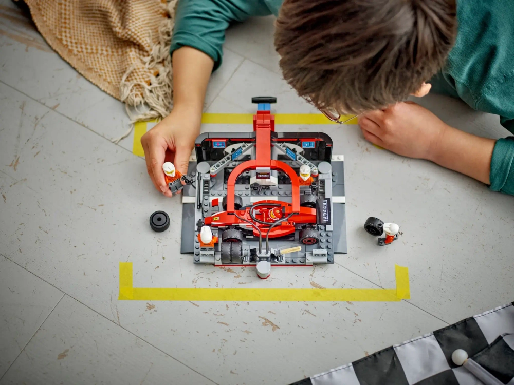 Конструктор LEGO City 60443 Пит-стоп Формулы-1 Ferrari с командой